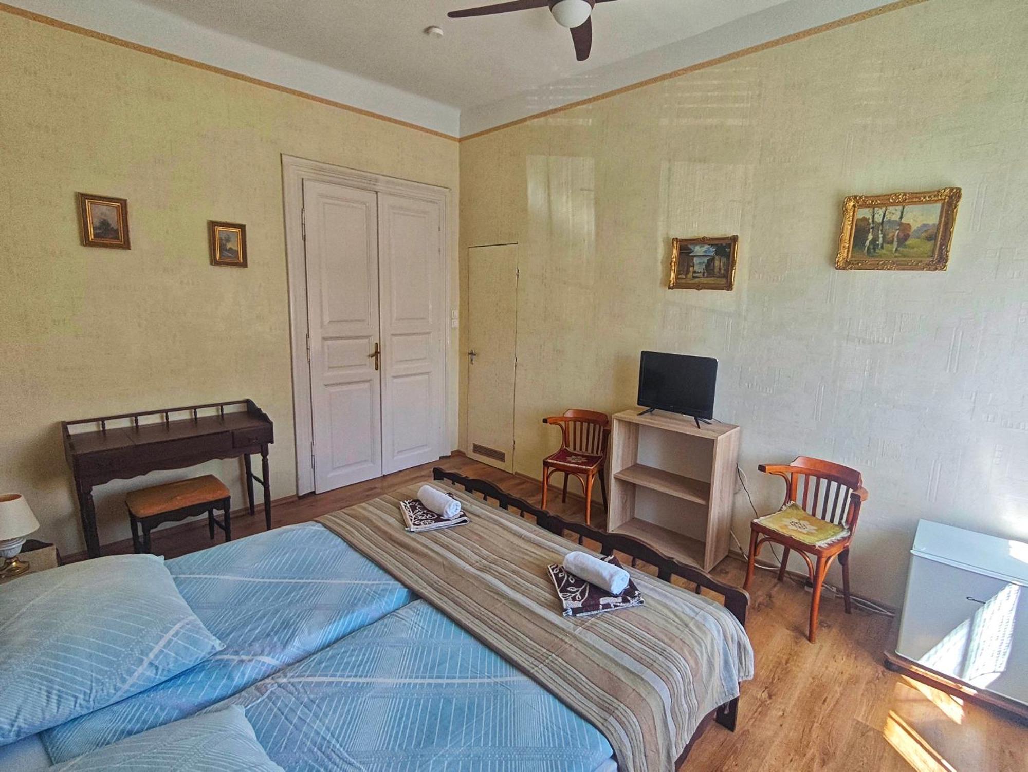 Illes Vendeghaz Hotel Keszthely Eksteriør billede